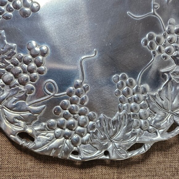 Gorgeous 1995 Aluminum Grape Design Arthur Court Round Serveware Platter 12" - Picture 11 of 12